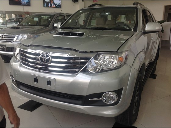 Cần bán Toyota Fortuner đời 2015, xe nhập giá tốt