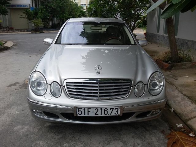 Cần bán xe Mercedes E240 2003, màu bạc, nhập khẩu nguyên chiếc, còn mới