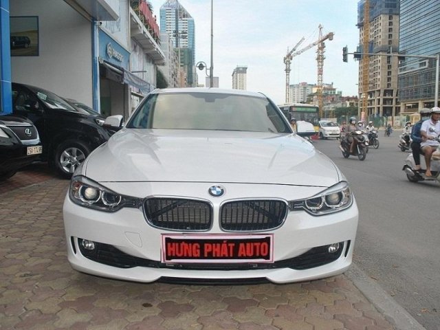 Cần bán gấp BMW 320i đời 2012, màu trắng, nhập khẩu