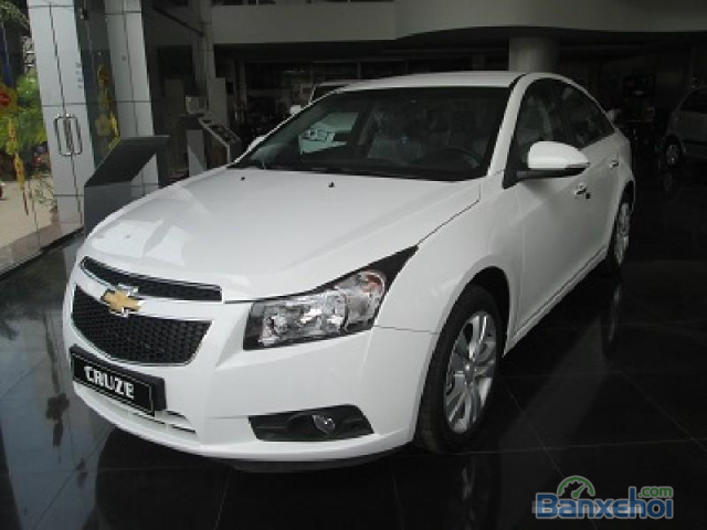 Cần bán xe Chevrolet Cruze đời 2015, màu trắng, 672 triệu