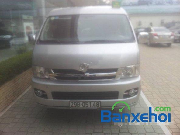 Cần bán xe Toyota Hiace 2.5L đời 2014, màu bạc