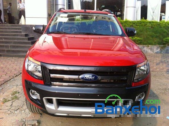 Cần bán lại xe Ford Ranger Wildtrack 3.2 đời 2015, màu đỏ đã đi 2000 km, giá 828tr