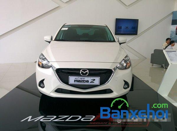 Cần bán Mazda 2 sản xuất 2015, màu trắng, liên hệ 0935401939