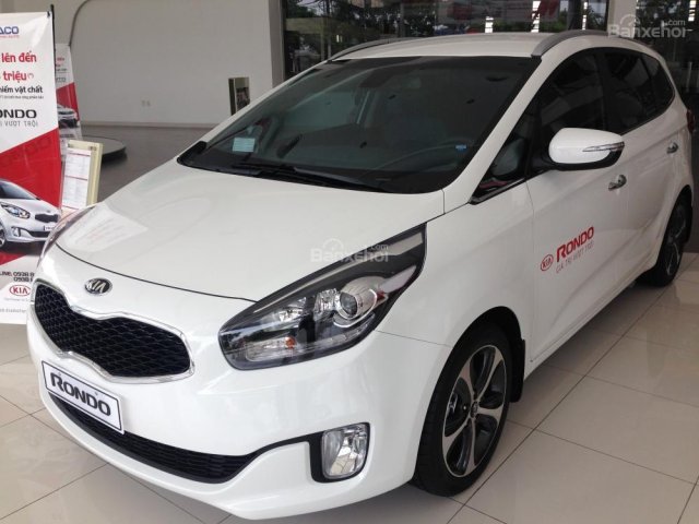 Cần bán xe Kia Rondo đời 2015, màu trắng, giá tốt, hỗ trợ trả góp lên tới 70%