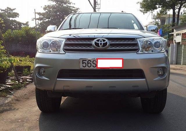 Toyota Fortuner AT - cũ trong nước đời 2011, màu bạc, như mới, 765 triệu