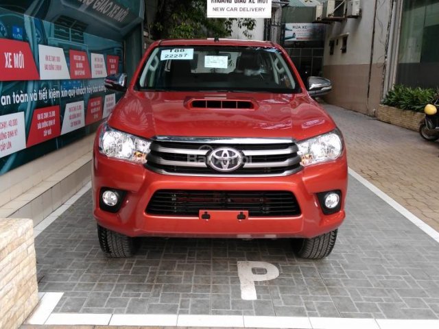 Hilux 2.5E MT 2015 màu đỏ, Toyota Giải Phóng cam kết giá tốt nhất