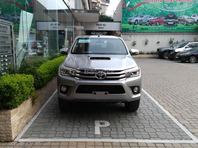 Hilux 3.0G 4x4 AT 2015 màu bạc, Toyota Giải Phóng cam kết giá tốt nhất