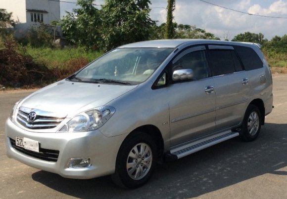 Gia đình cần bán xe Toyota Innova Sx cuối 2009 màu bạc số tự động xe còn nước sơn zin