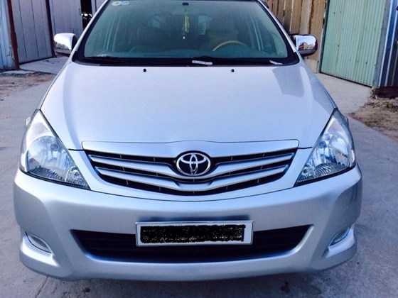 Toyota Innova G màu xám bạc, số sàn, đời cuối 12/2009, biển số thành phố Hồ Chí Minh