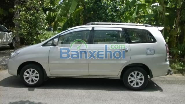 Cần bán Toyota Innova màu bạc số sàn, đi 90000km. Xe nhà sử dụng đi kỹ