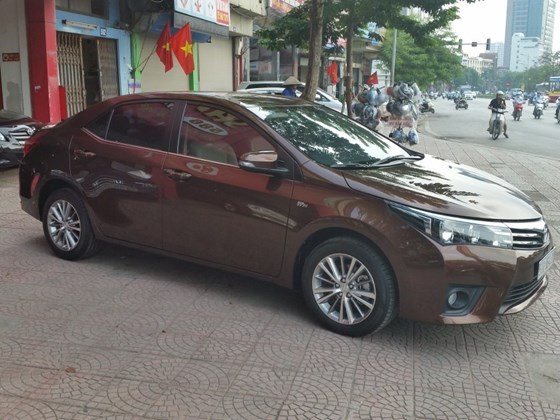 Mới về Altis 1.8AT, số tự động, sản xuất và đăng ký tháng 7/2015 tên tư nhân chính chủ từ mới