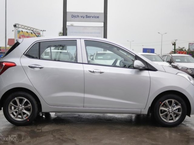 Bán xe Hyundai i10 Base  đời 2015, màu bạc, nhập khẩu nguyên chiếc