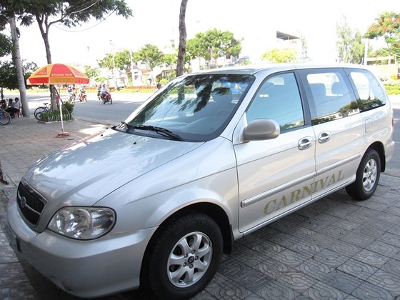 Cần bán Kia Carnival đời 2006, màu bạc, nhập khẩu chính hãng, như mới, giá 298tr