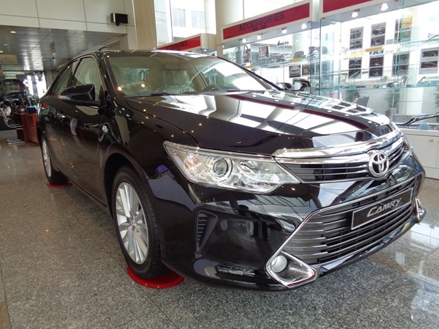 Bán Toyota Camry đời 2015, màu đen, 1 tỉ