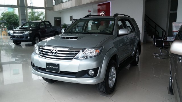 Toyota An Sương đang có chương trình bán hàng cực tốt cho dòng xe Toyota Fortuner màu bạc