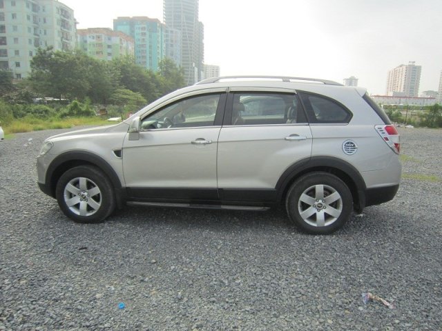 Cần bán xe Chevrolet Captiva đời 2015, màu bạc  