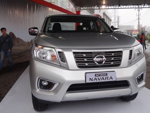 Cần bán xe Nissan Navara đời 2015, màu bạc, nhập khẩu chính hãng