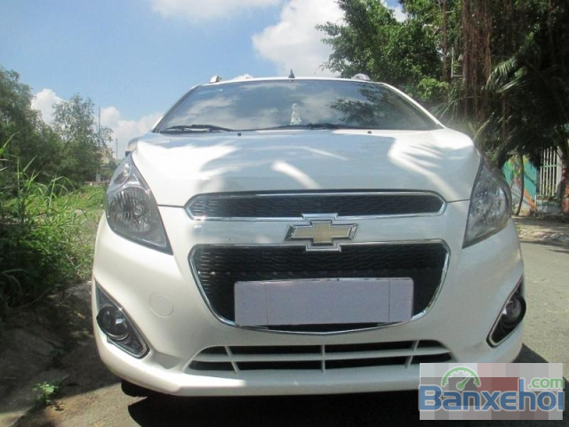 Chính chủ cần bán xe Chevrolet Spark năm 2014, màu trắng