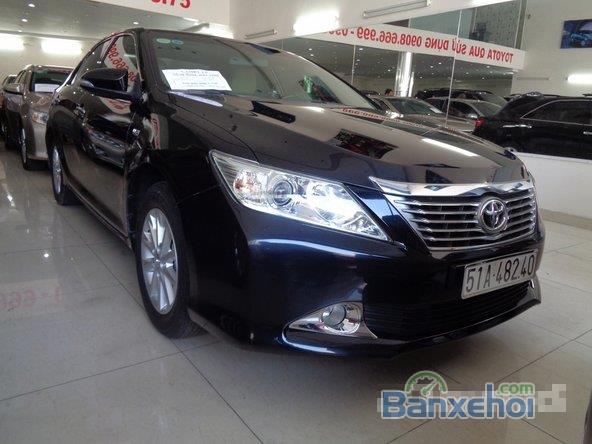 Xe Toyota Camry 2.0E 2013 cũ màu đen đang được bán