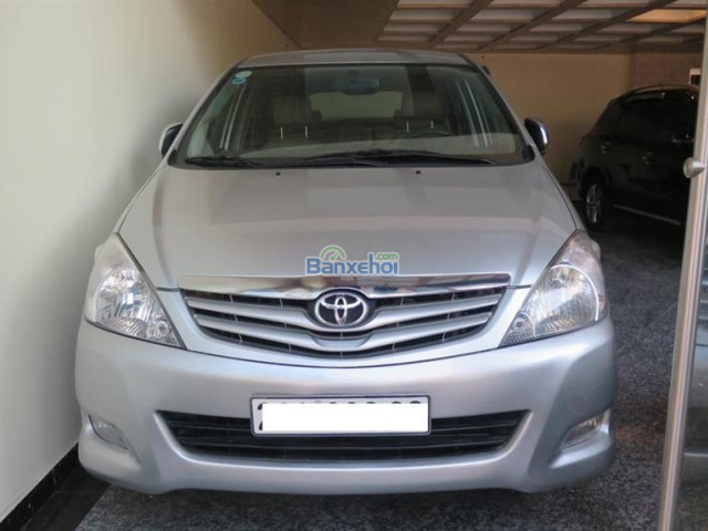 Cần bán xe Toyota Innova G năm 2010, màu bạc, giá 610tr