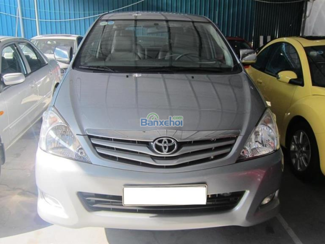 Cần bán Toyota Innova V 2011, màu bạc