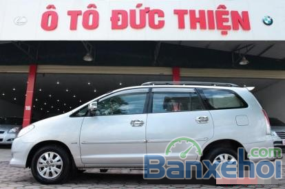 Cần bán lại xe Toyota Innova V đời 2009, màu bạc, chính chủ