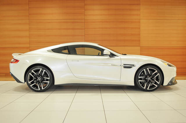 Bán xe Aston Martin Vanquish đời 2015, màu trắng, nhập khẩu, như mới