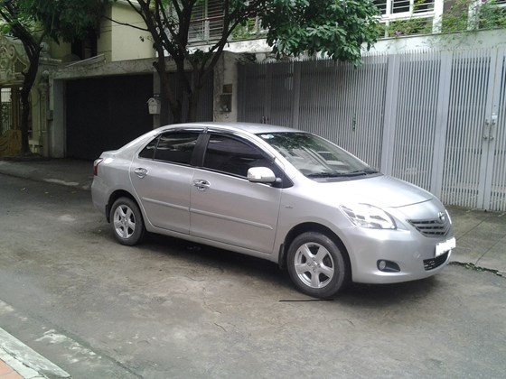 Tôi cần bán chiếc xe Toyota Vios 1.5 E đời 2010 màu bạc, xe chính chủ biển Hà Nội