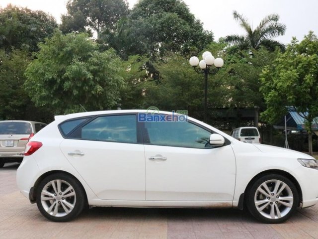 Cần bán Kia Cerato năm 2011, màu trắng, nhập khẩu chính hãng, số tự động, giá tốt