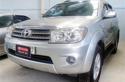 Cần bán xe Toyota Fortuner V đời 2011, màu bạc, 785 triệu    