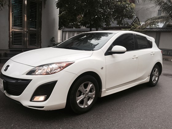 Cần bán lại xe Mazda 3 AT đời 2010, màu trắng, nhập khẩu chính hãng, số tự động