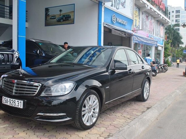 Cần bán Mercedes C250 đời 2011, màu đen