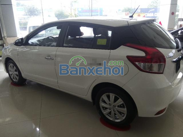 Cần bán Toyota Yaris đời 2015, màu trắng, nhập khẩu, giá 700tr