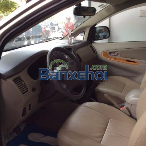 Xe Toyota Innova G màu bạc - trong nước 