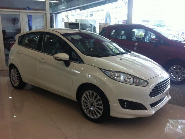 Cần bán xe Ford Fiesta năm 2015, màu trắng