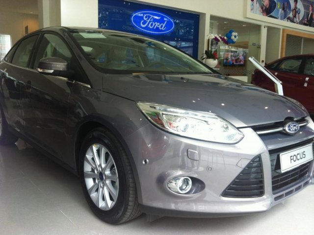 Ford Focus đời 2015, màu xám giá cạnh tranh