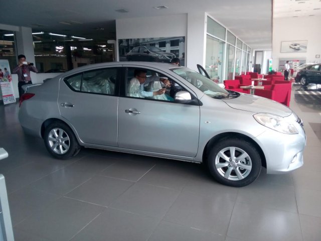 Bán Nissan Sunny đời 2015, màu bạc