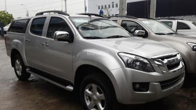 Xe bán tải Isuzu Dmax 4x4 MT giá 635 triệu, khuyến mại thuế trước bạ. Lh 0972.752.764