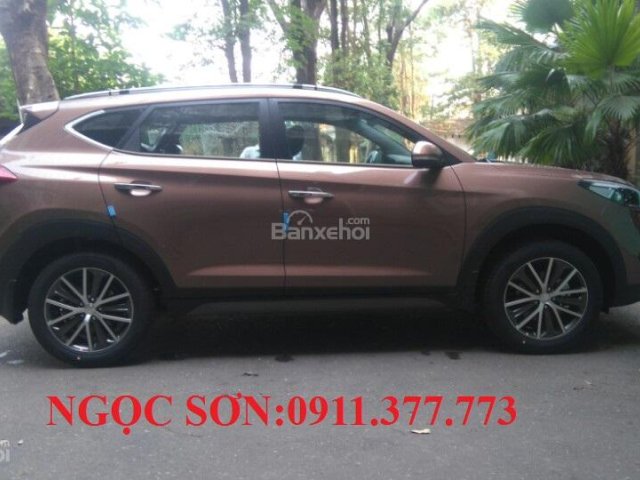 Cần bán xe Hyundai Tucson mới màu nâu, trả góp 90% xe, Lh Ngọc Sơn: 0911377773