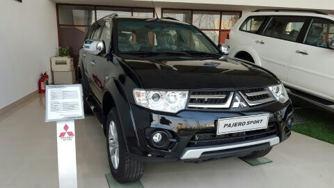 Cần bán xe Mitsubishi Pajero Sport 4x2MT đời 2016, màu đen, có xe giao ngay, khuyến mại hấp dẫn, hỗ trợ trả góp