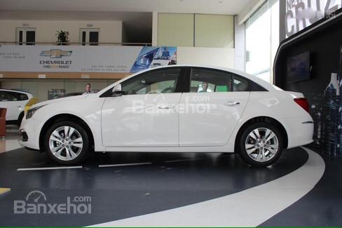 Bán ô tô Chevrolet Cruze LT phiên bản mới 2018, nhiều màu giao xe ngay, khuyến mãi lớn bằng tiền mặt