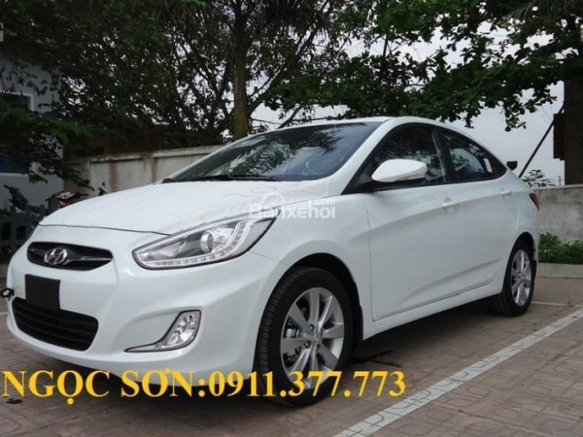 Bán ô tô Hyundai Accent mới 2017, màu trắng, nhập khẩu