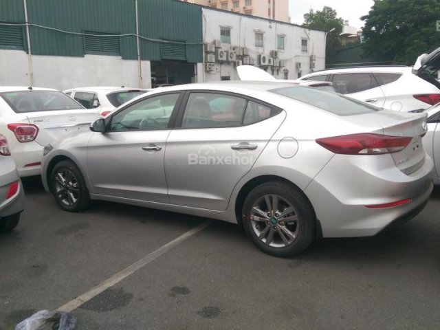 Hyundai Elantra 1.6 AT 2017 giảm 85 triệu, trả góp 7tr/1 tháng