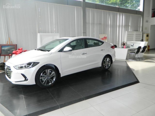 Hyundai Elantra 2017 1.6 MT Euro4 số sàn 565tr, giảm 76tr