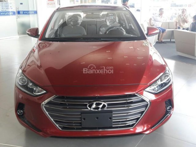 Cần bán xe Hyundai Elantra 1.6MT đời 2018, màu đỏ giảm giá 70tr, tặng phụ kiện trả góp 80%