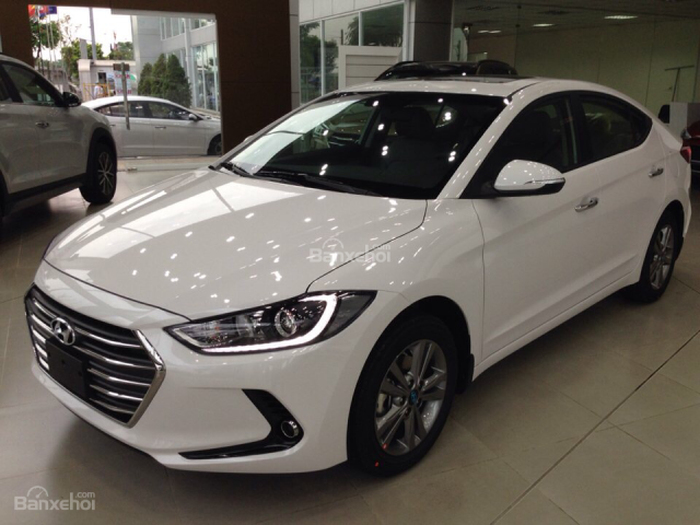 Bán ô tô Hyundai Elantra năm 2018 màu trắng, giá 550 triệu