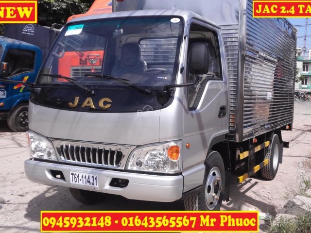 Xe tải JAC 2.4 tấn thùng kín vào thành phố, xe JAC 2T4 có máy lạnh, xe tải JAC 2T4 máy Isuzu