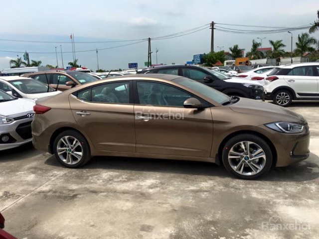 Cần bán Hyundai Elantra sản xuất 2018 màu nâu tại Đắk Lắk, hỗ trợ vay vốn 80% giá trị xe. Hotline 0935904141