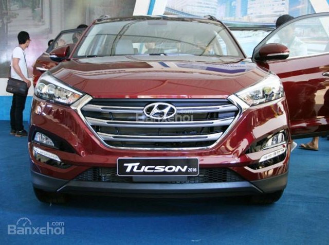 Cần bán Hyundai Tucson 2.0 AT 2018 màu đỏ, giao ngay, trả góp 80%