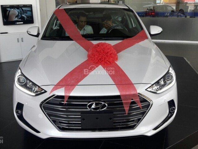 Bán ô tô Hyundai Elantra 1.6MT năm 2018, màu trắng, giảm 70tr+ phụ kiện cao cấp trả góp 80%